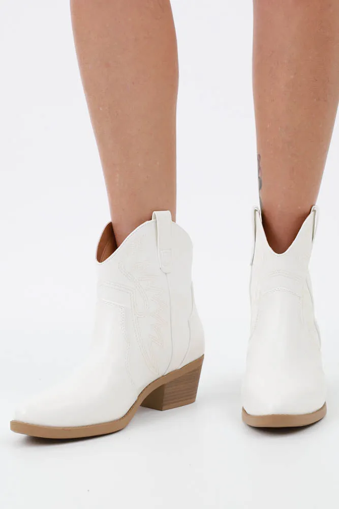 Must-Have Sweetheart Cowgirl Bootie -Black